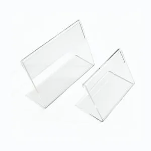 Présentoir incliné en Plexiglas transparent, porte-prix ou porte-étiquette pour magasin et PLV, disponible en plusieurs formats chez Sign Express Tunisie.