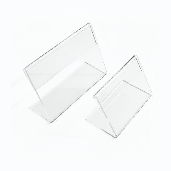 Présentoir incliné en Plexiglas transparent, porte-prix ou porte-étiquette pour magasin et PLV, disponible en plusieurs formats chez Sign Express Tunisie.