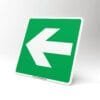Flèche évacuation ISO 7010 sur plaque verte – signalisation sécurité Tunisie