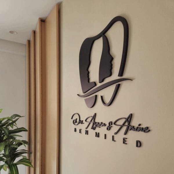 Logo en relief 3D mural avec fixation par collage, idéal pour bureaux et espaces de travail en Tunisie.