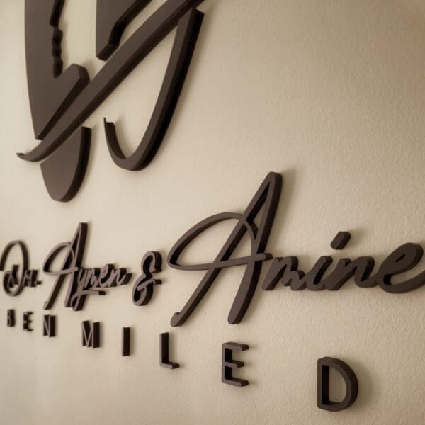 Logo en relief 3D mural avec fixation par collage, idéal pour bureaux et espaces de travail en Tunisie.