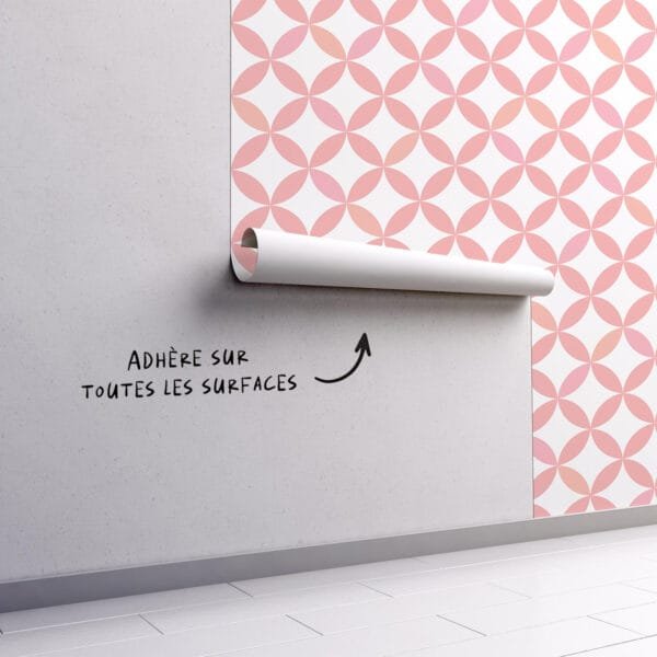 Papier peint adhésif sur mesure avec motif géométrique rose posé dans un salon en Tunisie.