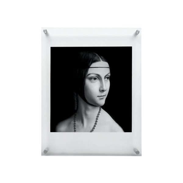 Cadre diplôme en plexiglas mural avec 4 fixations entretoises en inox, affichant un certificat d'excellence.