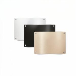 Trois plaques professionnelles vierges aux finitions aluminium brossé, noir satiné et or brossé avec fixations par cache-vis chromés, proposées par Sign Express Tunisie.
