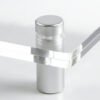 Gros plan sur une fixation murale de type entretoise en inox brossé pour plaque de plexiglas.