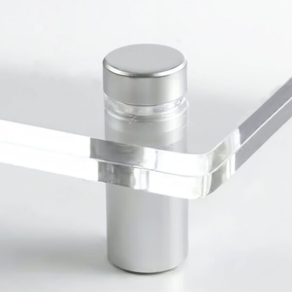 Gros plan sur une fixation murale de type entretoise en inox brossé pour plaque de plexiglas.