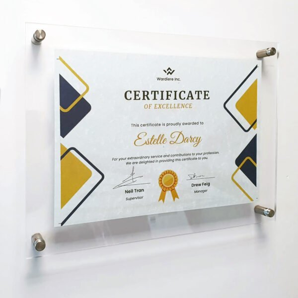 Cadre diplôme en plexiglas mural avec 4 fixations entretoises en inox, affichant un certificat d'excellence.