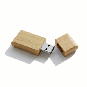 Clé USB publicitaire en bois de bambou ouverte avec son capuchon magnétique posé à côté, prête pour gravure laser, proposée par Sign Express Tunisie.