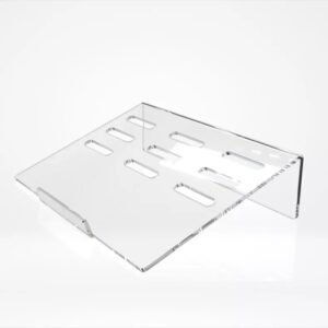 Support PC portable ergonomique en plexiglass transparent avec fentes de ventilation, fabriqué en Tunisie.