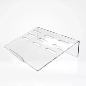Support PC portable ergonomique en plexiglass transparent avec fentes de ventilation, fabriqué en Tunisie.