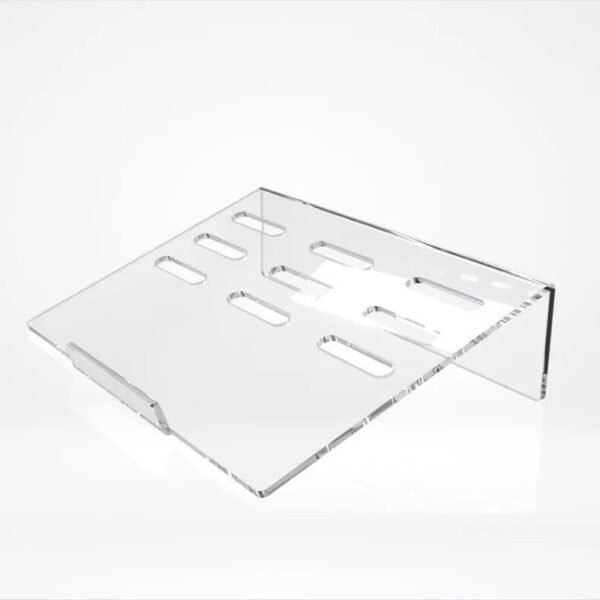 Support PC portable ergonomique en plexiglass transparent avec fentes de ventilation, fabriqué en Tunisie.