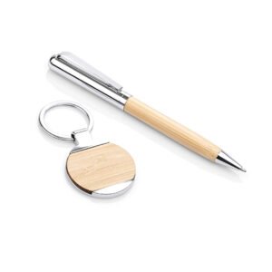 Coffret cadeau entreprise contenant un stylo et un porte-clé en bambou dans sa boite.