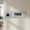 Plaque de porte Privé Accès Interdit avec cadenas noir sur fond argenté.