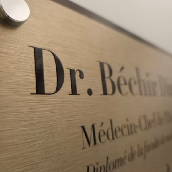 Plaque professionnelle docteur en aluminium brossé gravée avec fixations inox, fabrication Tunisie.