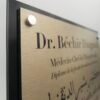 Plaque professionnelle docteur en aluminium brossé gravée avec fixations inox, fabrication Tunisie.